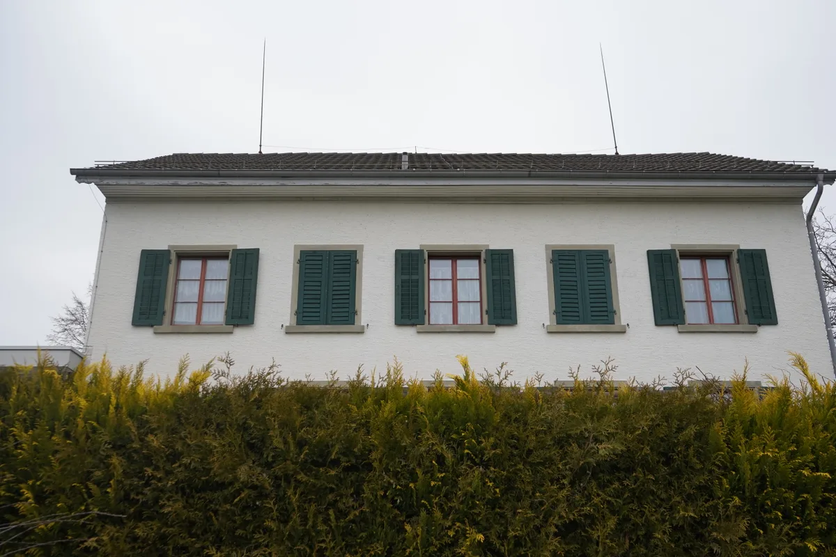 Eine Hecke vor einer Hausfassade